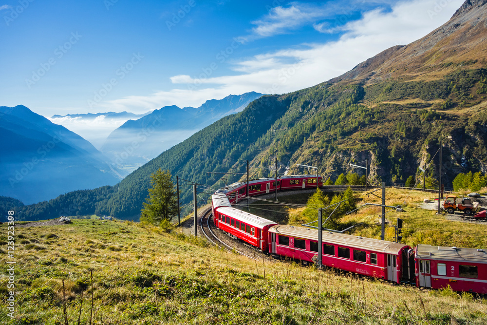 Graubünden, Schweiz. Mit der Bahn von der Alp Grüm durch das Puschlav nach Tirano - obrazy, fototapety, plakaty 