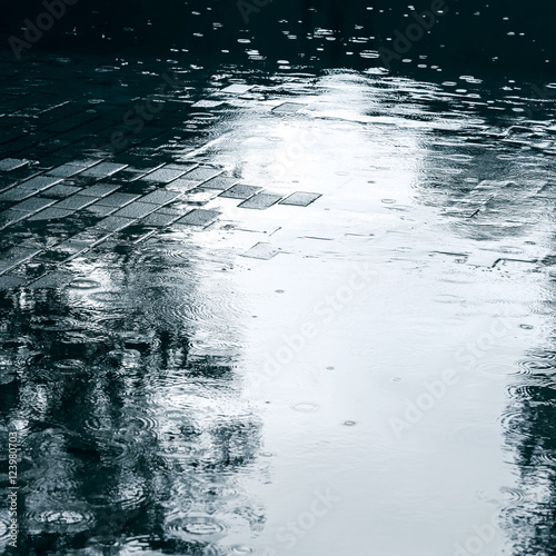 Fotografía street sidewalk with water puddles after heavy rain