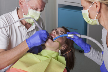 Zahnarzt Behandlung einer Patientin 