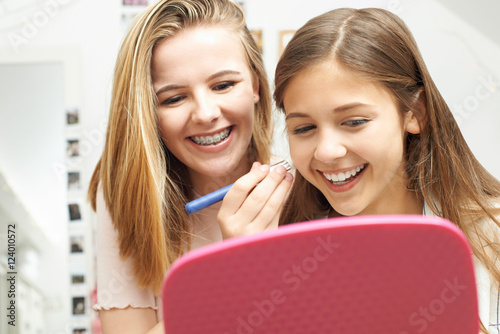 Plakat Dwie Nastoletnie Dziewczyny Kładzenie Na Makijażu W Sypialni