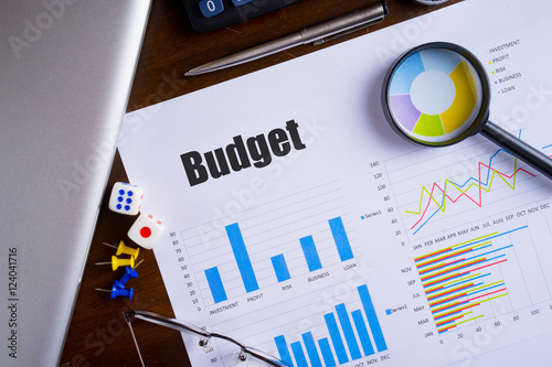 Fotografía "Budget" text on paper sheet with magnifying glass on chart, dice, spectacles, p