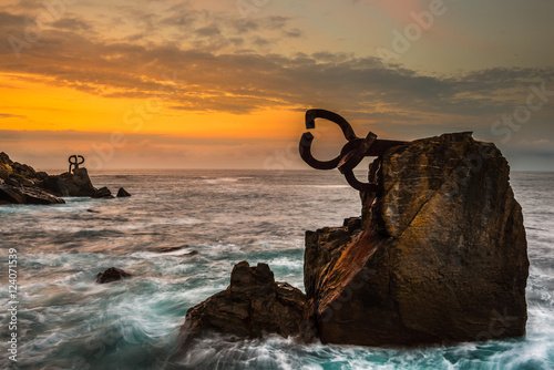 Sculpture Peine de los Vientos at sunset, in San Sebastian (Spain) Tablou Canvas