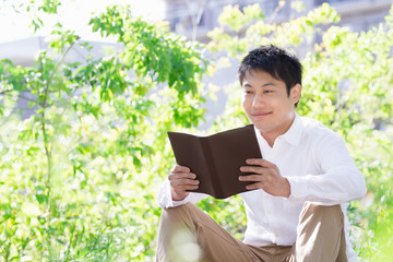 Poster - 若い男性　読書