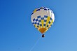青空に浮かぶ熱気球