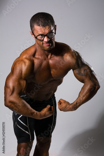 Foto Happy muscular man with a naked torso