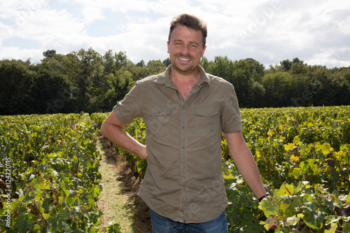 Fotografía Happy and smiling winemaker man in a his vineyard