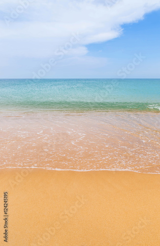 Naklejka na szybę Pusta tropikalna plaża i błękitne morze
