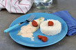 Flet d'aiglefin en sauce avec des rondelles de chorizo et du riz blanc