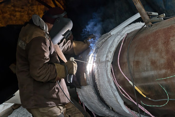 Canvas Print - Welding large diameter pipes with pre-heated flexible ceramic heating elements in the field