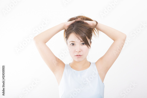 ポートレート 女性 髪をかきあげる 立つ 室内 カメラ目線 ノースリーブ Stock Photo Adobe Stock