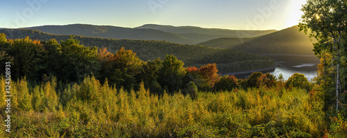 Cuadros en Lienzo Catskills Reservoir Autumn Sunset Panorama