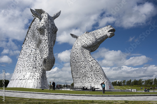 Fotomural Tourists viewing the Kelpies horse heads