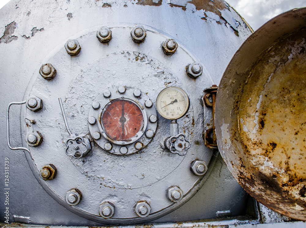 Foto de Stock old pressure gauge on the pipeline / Water pressure ...