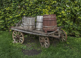 Fototapeta Sypialnia - Old wagon with barrels.