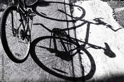 Dekoracja na wymiar  czarno-bialy-rower-na-tle-cienia