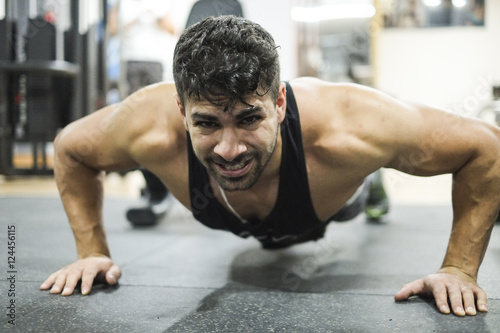 Fotografía Man training push up exercises