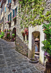 Fototapete -  Italian street in a small provincial town of Tuscan