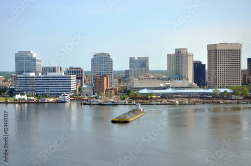 Mata magnetyczna Panoramę miasta Norfolk i Elizabeth River, Virginia, USA.