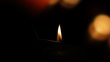 Kerze Anzünden - Adventskerze Auf Dunklem Hintergrund Mit Unschärfe In Zeitlupe