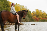 Fototapeta Konie - Mädchen mit Pferd im See