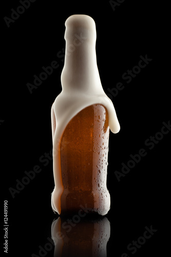 Fotografía Suds salir de una botella de cerveza que desborda