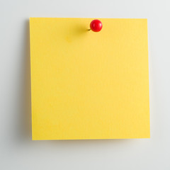 Poster - Blank sticky note with pushpin isolated on white background
