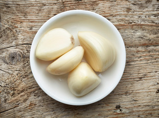 Wall Mural - Bowl of garlic cloves from above