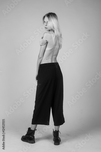 Fotografía  bellissima modella a seno nudo