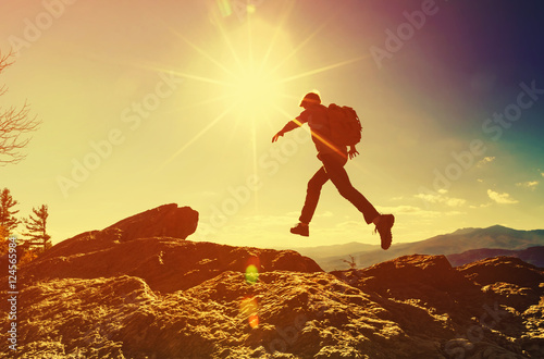 Fotografía Man jumping over gap on mountain hike