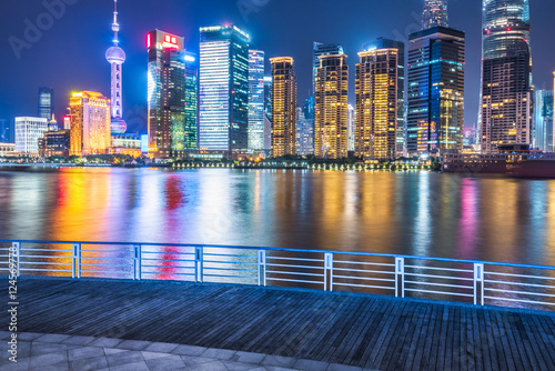 Платно Shanghai Skyline at Night in China.