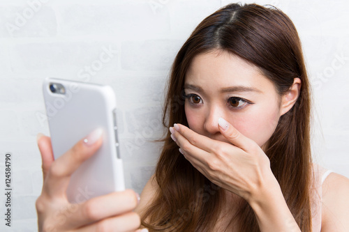 スマートフォン 口をふさぐ女性 Stock 写真 Adobe Stock スマートフォン 口をふさぐ女性 Stock 写真 Adobe Stock
