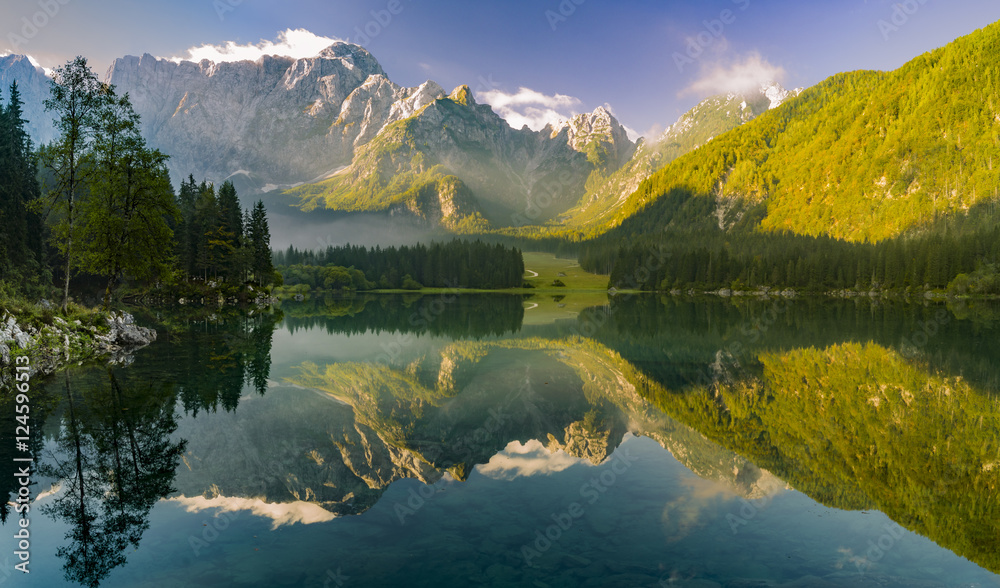 Obraz na płótnie Jezioro alpejskie o poranku w salonie