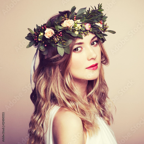 Zdjęcie XXL Piękna blondynki kobieta z kwiatu wiankiem na jej głowie. Piękna dziewczyna z kwiatami fryzurę. Idealny makijaż. Moda uroda. Wiosenna kobieta