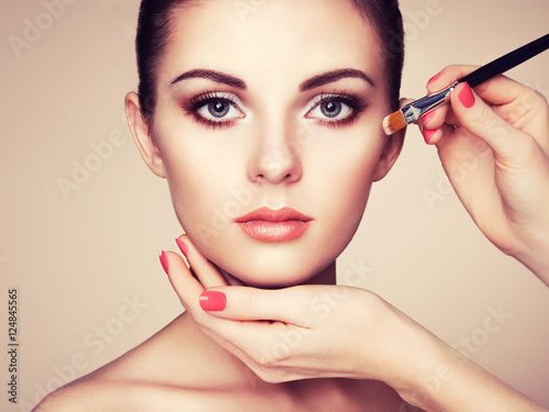 Fotografía El artista de maquillaje aplica skintone
