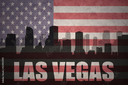Plakat streszczenie sylwetka miasta z tekstem Las Vegas w vintage amerykańską flagę