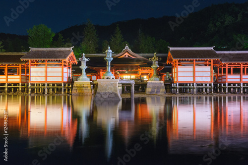 夜の厳島神社 Adobe Stock でこのストック画像を購入して 類似の画像をさらに検索 Adobe Stock