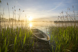 Fototapeta Pomosty - łódka zacumowana do drewnianego pomostu nad  jeziorem