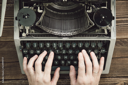 Fotografía Writer typing with retro writing machine. View from above.