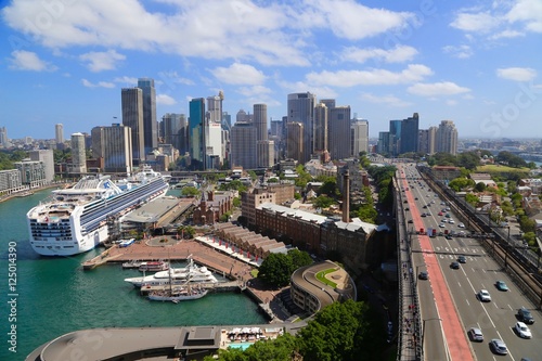 Obraz na płótnie Sydney linia horyzontu i luksusowy statek wycieczkowy Sydney Harbour Bridge