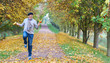 vor Freude springender Rentner im Park im Herbst
