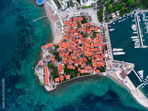 twierdza-st-mary-otoczona-murem-stare-miasto-miasta-budva-zdjecia-lotnicze-z-drona-morze-adriatyckie-czarnogora-europa