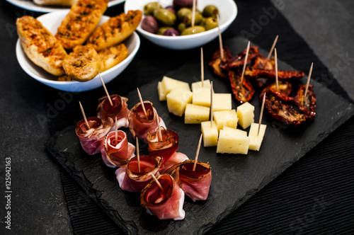 Fotomural aperitivo a buffet con assaggi di speck e formaggio