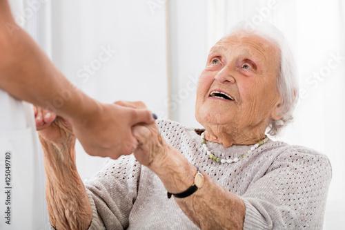 Plakat Starsze Cierpliwe mienie ręki kobiety lekarka