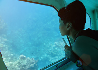 Wall Mural - woman sit in glass bottom boat