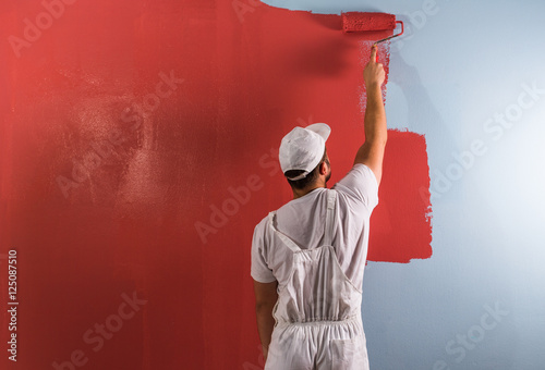 Fotografía Man painting wall with roller