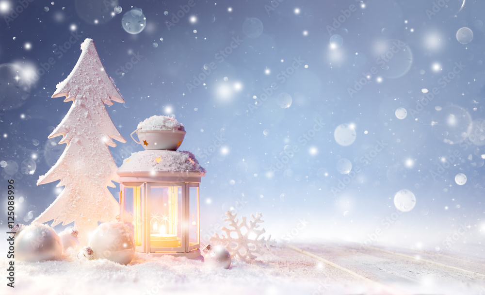 Foto-Schiebegardine ohne Schienensystem - White Christmas Decoration With Lantern On Snowy Table And Shiny Snowfall

