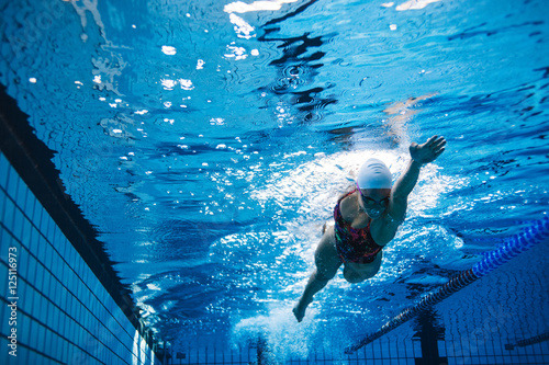 Dekoracja na wymiar  fit-sportowiec-plywajacy-w-basenie