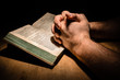 Bibel mit Händen beim Beten