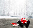 Nikolaus / Weihnachtsmann liegt platt auf einer winterlichen Straße