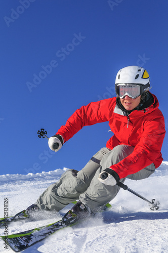 Plakat sportowiec na nartach po drodze